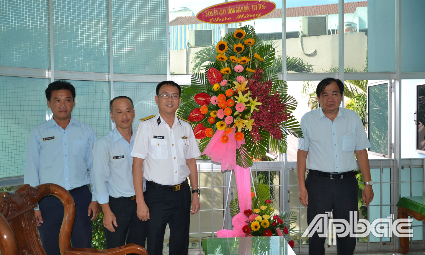 Tổng Công ty Tân Cảng Sài Gòn thăm, tặng quà Báo Ấp Bắc.