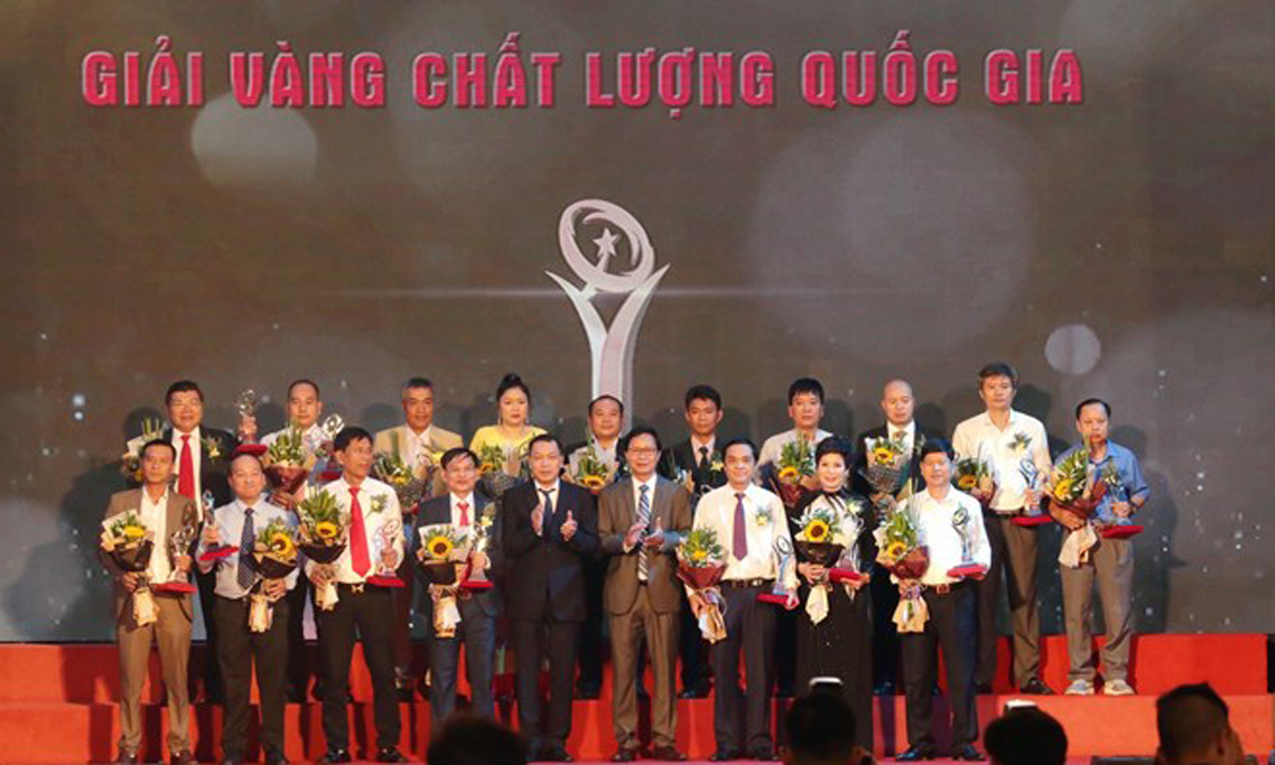  The ceremony to present the Vietnam National Quality Awards 2018 takes place in Hanoi on June 23 (Photo: VNA)