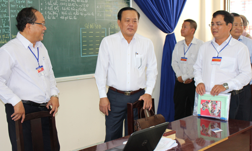 Đoàn kiểm tra làm việc tại điểm thi Trường THPT Chuyên Tiền Giang. 