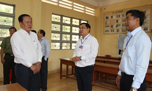 Đồng chí Lê Văn Nghĩa kiểm tra tại hội đồng thi Trường THCS Long Định, huyện Châu Thành. 