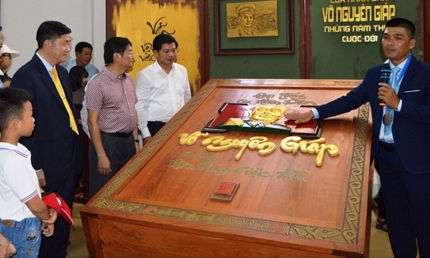  The calligraphy book on General Vo Nguyen Giap (Photo: NDO)