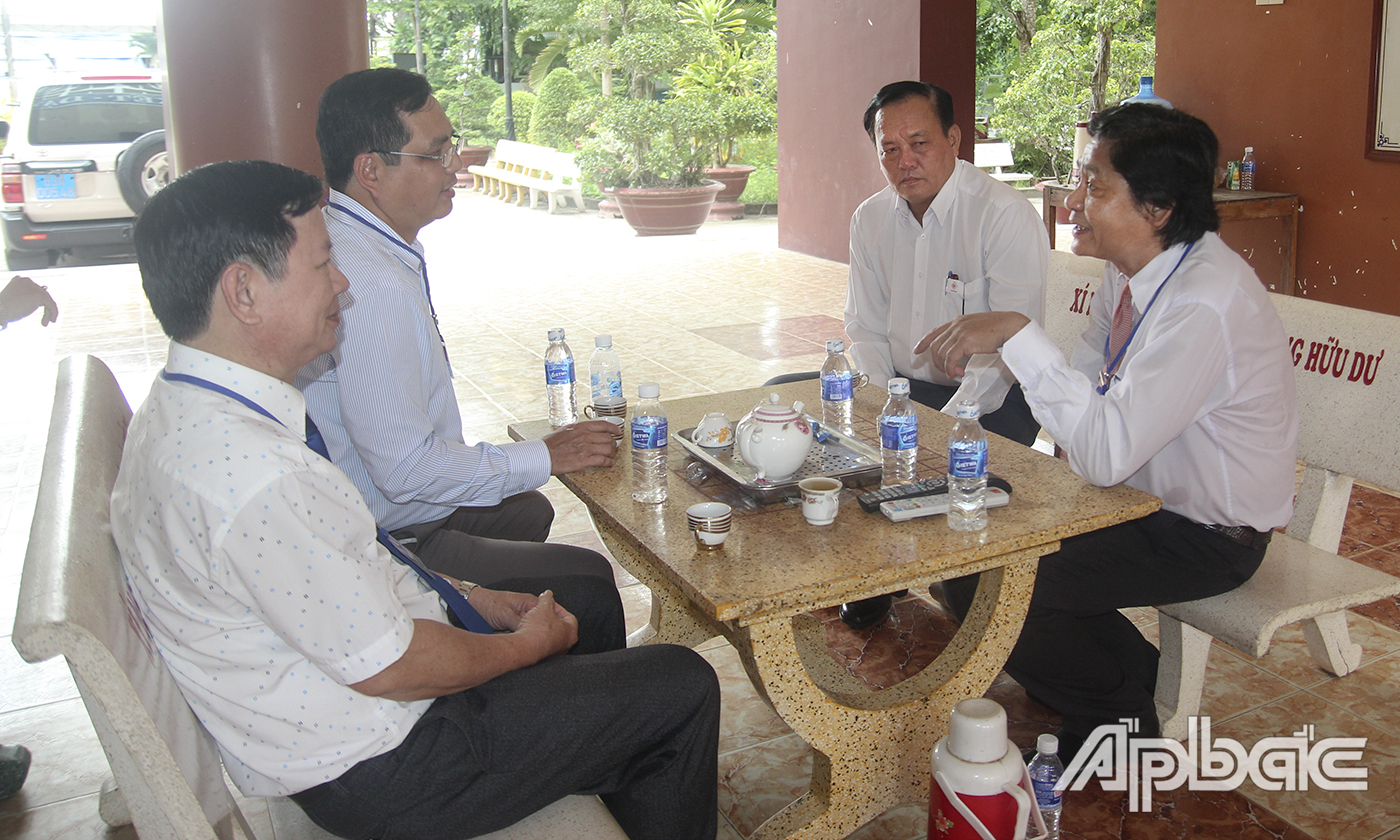 Điểm thi Trường THPT Vĩnh Bình (huyện Gò Công Tây) báo cáo nhanh tình hình buổi thi đầu tiên với đoàn công tác.