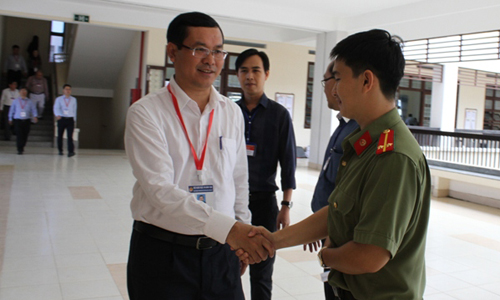 Thứ trưởng Nguyễn Văn Phúc động viên lực lượng công an làm nhiệm vụ. 