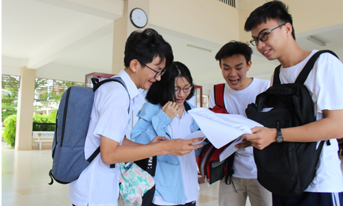 Thí sinh trao đổi sau giờ thi bài thi KHTN tại Trường THPT Chuyên Tiền Giang. 