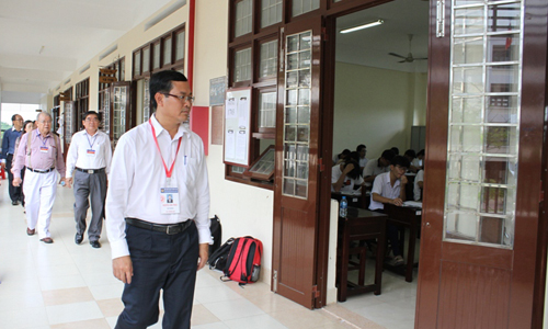 Thứ trưởng Nguyễn Văn Phúc kiểm tra tại điểm thi Trường THPT Chuyên Tiền Giang. 