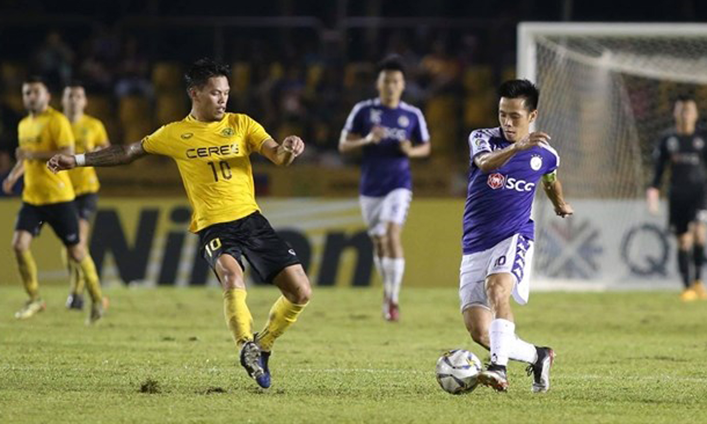  Hanoi FC captain Nguyen Văn Quyet (right) runs the ball pass Ceres Negros midfielder OJ Porteria during their first leg match of the AFC Cup ASEAN Zonal semi-finals last Tuesday in Bacalod. They will meet each other today in the second leg match at Hang Day Stadium in Hanoi. (Photo: kenh14)