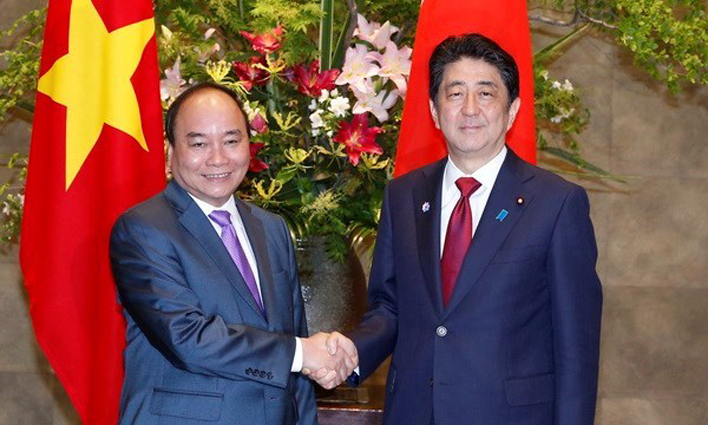  Prime Minister Nguyen Xuan Phuc (L) and Prime Minister Shinzo Abe (Photo: VNA)