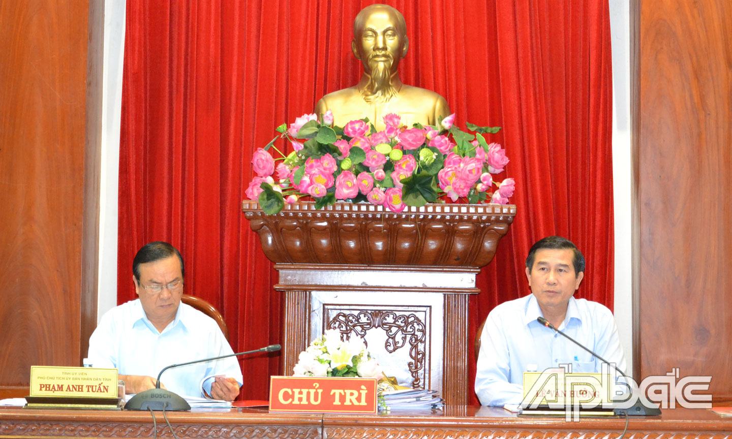 Chủ tịch UBND tỉnh Lê Văn Hưởng phát biểu tại phiên họp.