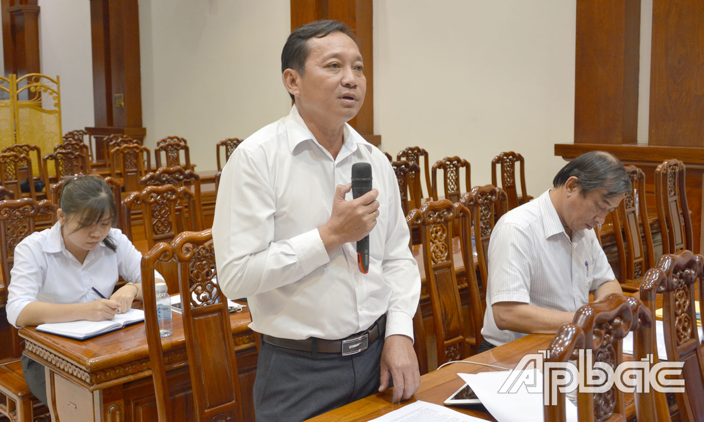 Chủ tịch UBND huyện Cái Bè Nguyễn Quốc Thanh phát biểu tại phiên họp.