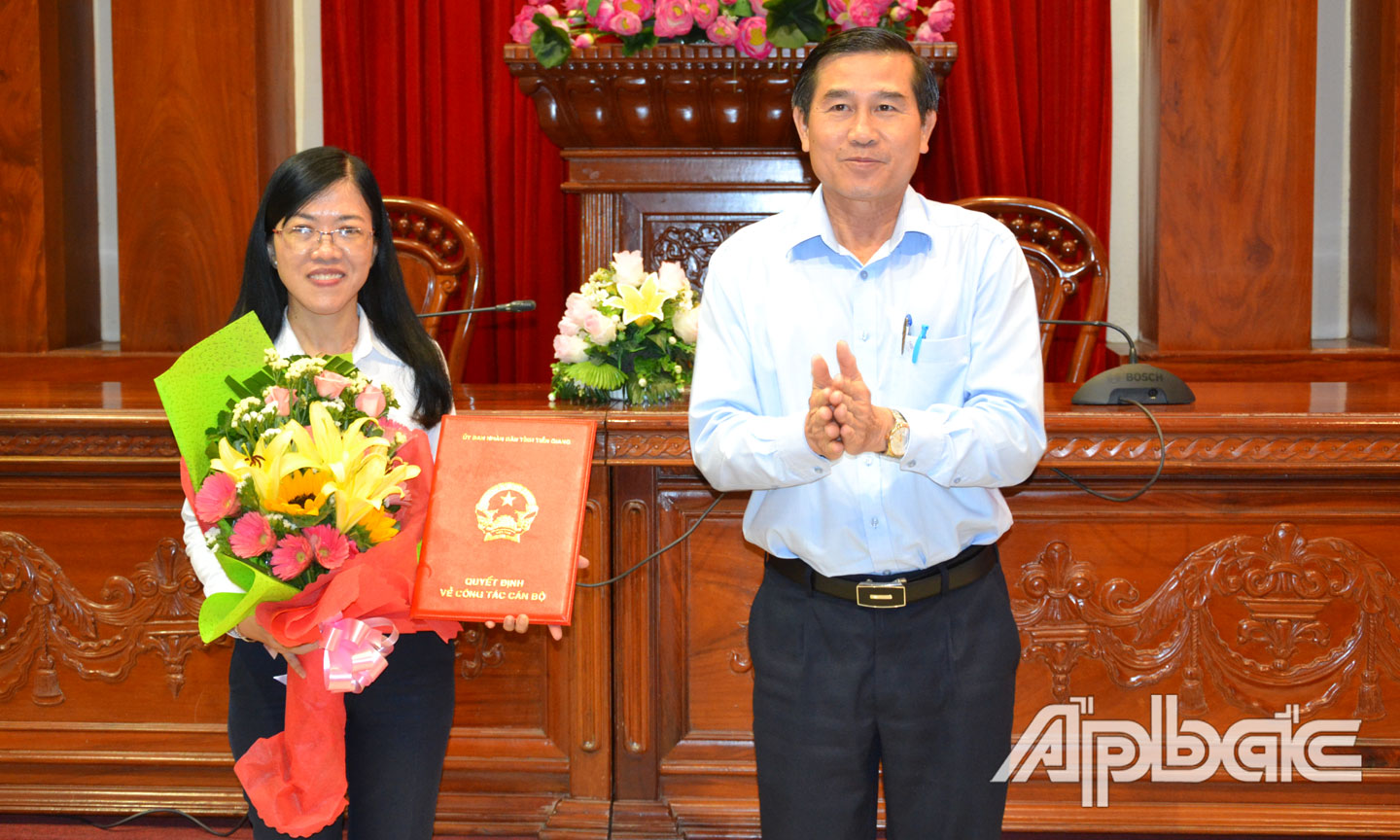 Chủ tịch UBND tỉnh Lê Văn Hưởng trao quyết định công tác cán bộ cho đồng chí Nguyễn Kim Tuyến.