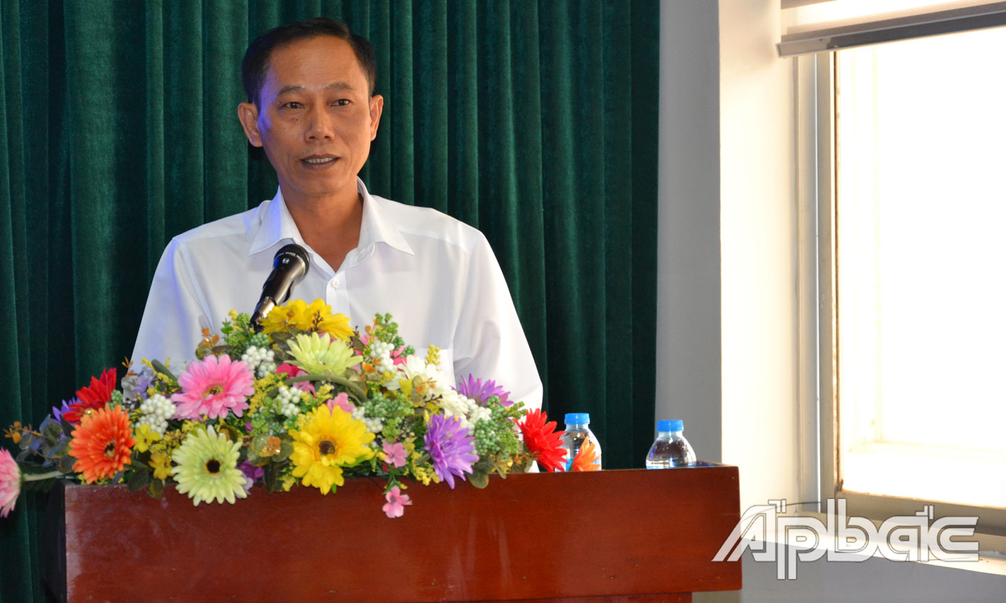 Chi Cục trưởng Chi cục Thuế huyện Gò Công Tây Phan Văn Phước phát biểu ý kiến tại hội nghị.