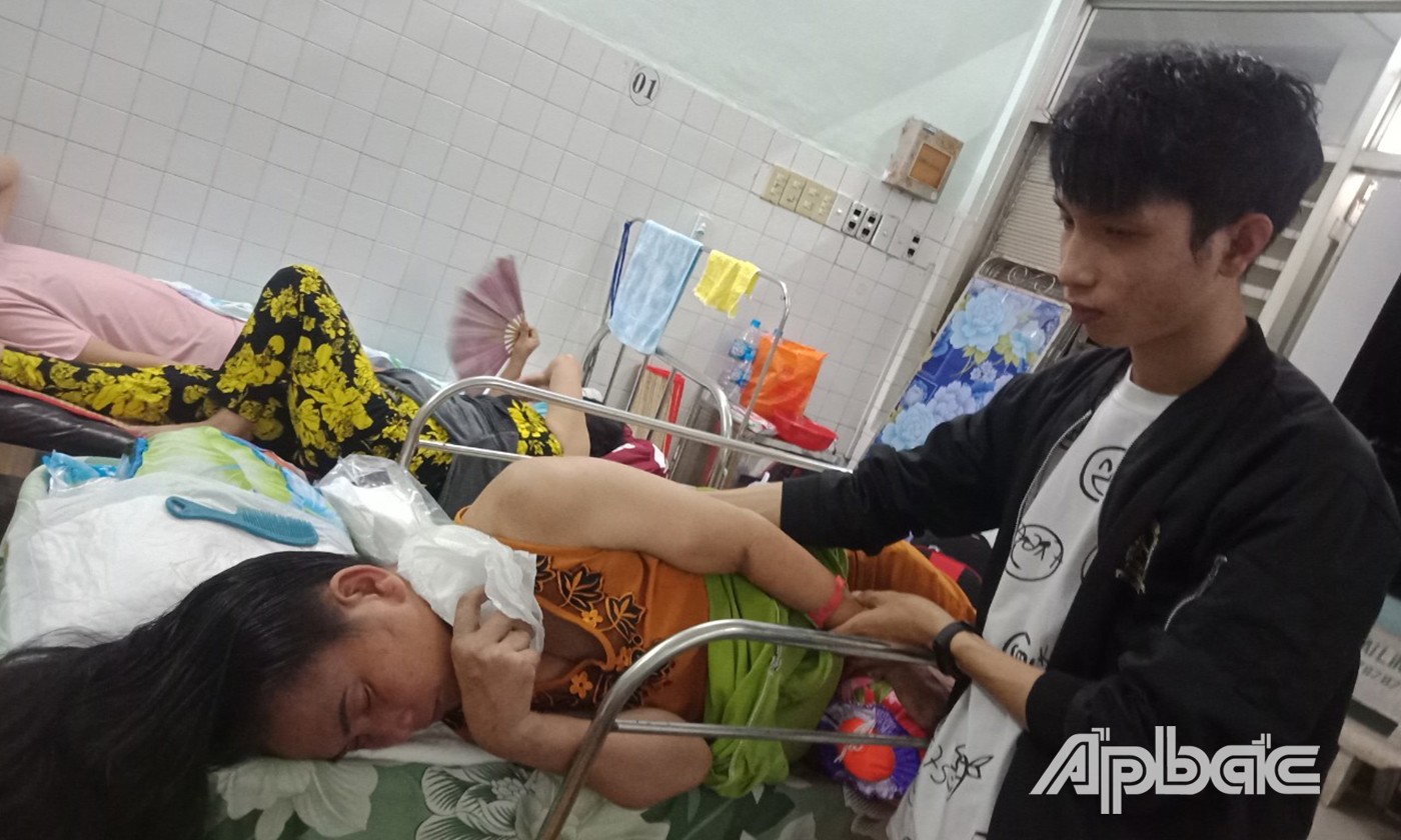 Em Trường chăm sóc mẹ đang điều trị tại Bệnh viện  Đa khoa Trung tâm Tiền Giang.