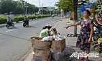 Nhân viên vệ sinh thờ ơ không thu gom rác