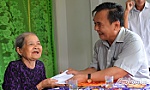 Đồng chí Võ Văn Bình thăm gia đình chính sách ở  huyện Cái Bè