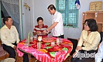 Chủ tịch UBND tỉnh Lê Văn Hưởng thăm, tặng quà gia đình chính sách