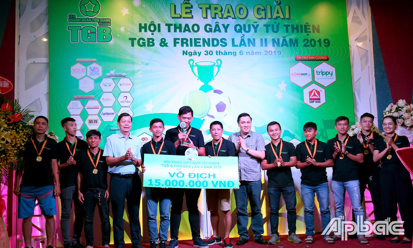 BTC trao giải vô địch cho đội VCG - Bankmart ở nội dung bóng đá