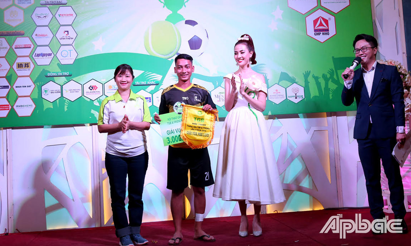 Hoa hậu Phan Thị Mơ trao giải vua phá lưới cho cầu thủ Trịnh Quang Vinh đến từ T.Group