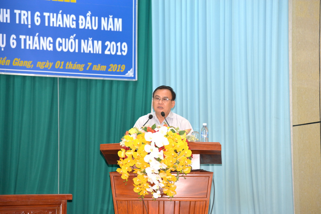 Phó Bí thư Thường trực Tỉnh ủy Võ Văn Bình gợi ý các nội dung trọng tâm hội nghị cần tập trung thảo luận