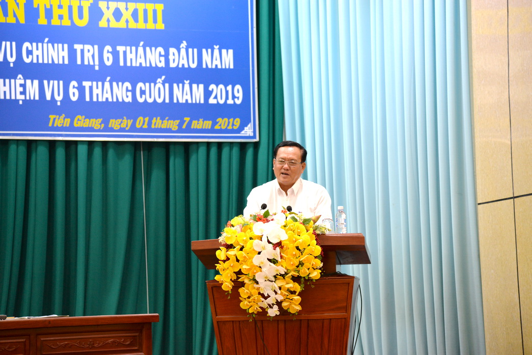 Phó chủ tịch Thường trực UBND tỉnh Lê Văn Nghĩa báo cáo kết quả thực hiện các chỉ tiêu của UBND tỉnh