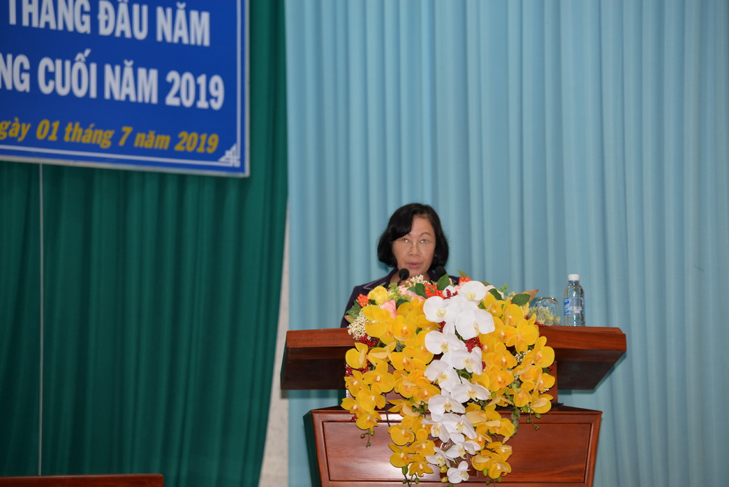 Bí thư Huyện ủy Cai Lậy Nguyễn Thị Hồng Tuyến xin ý kiến chỉ đạo của Tỉnh ủy về tình hình chuyển đổi tự phát đất lúa sang trồng cây ăn trái tại các xã Nam quốc lộ 1 của huyện.