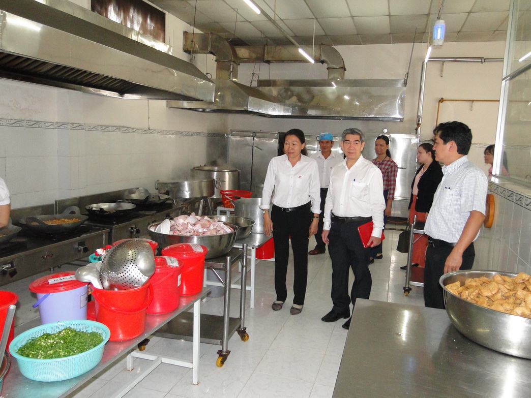 BSCKII Trần Thanh Thảo kiểm tra an toàn thực phẩm bếp ăn tập thể cho công nhân khu công nghiệp