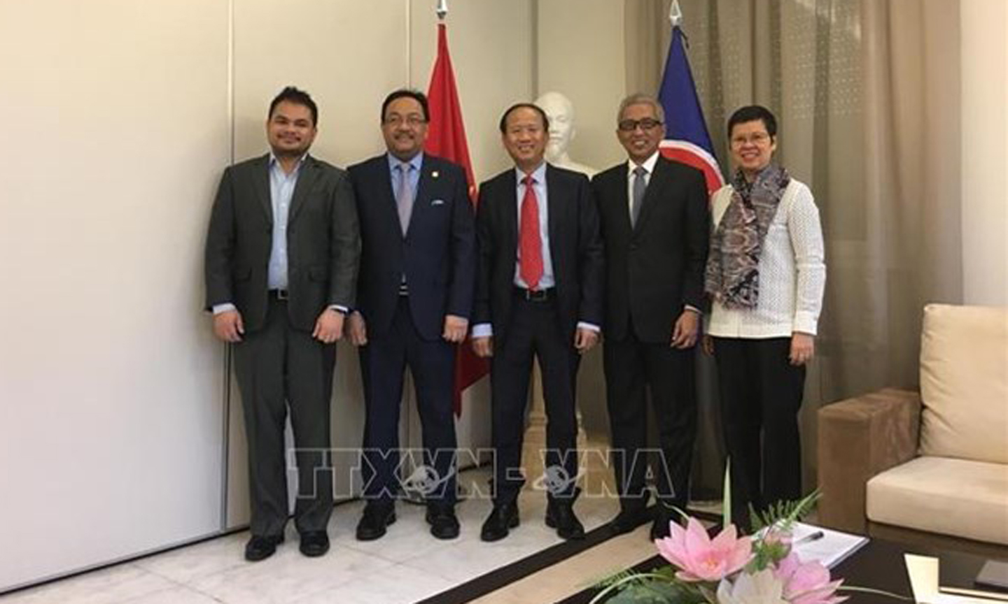 Vietnamese Ambassador Ngo Tien Dung (M) and other members from the ASEAN Committee in Madrid (ACM) (Photo: VNA)
