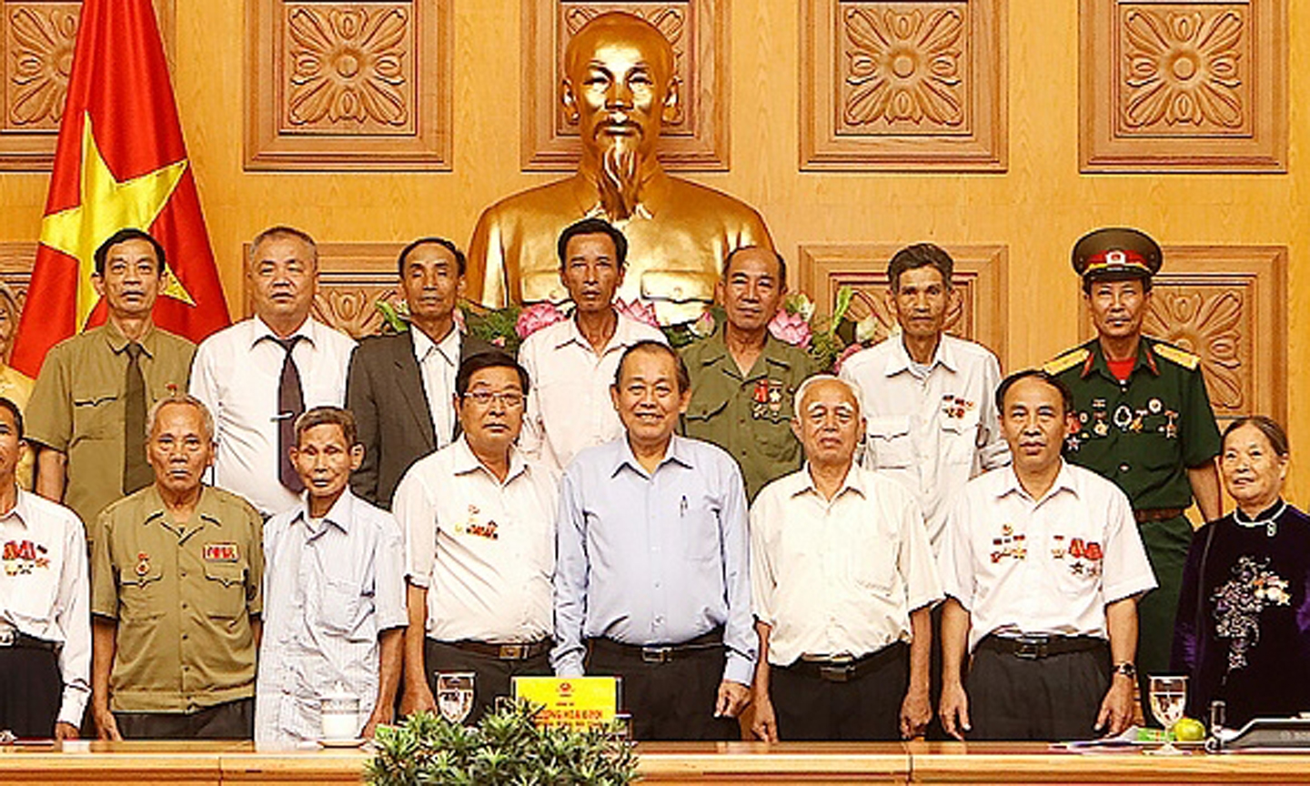  Permanent Deputy Prime Minister Truong Hoa Binh (front, fifth from left) and delegates at the reception (Photo: baonamdinh.com.vn)