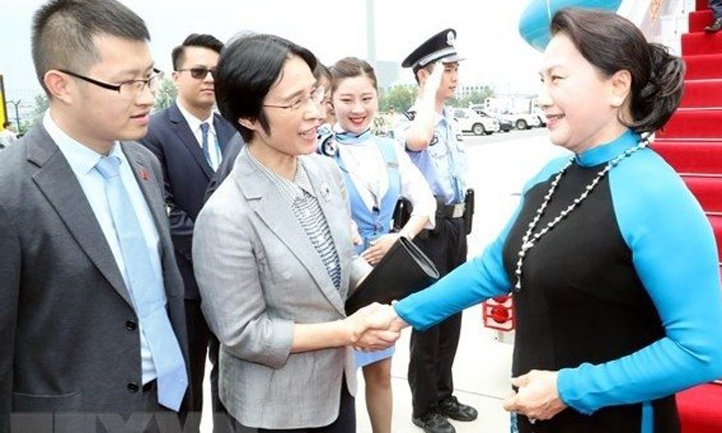 Chairwoman of the National Assembly Nguyen Thi Kim Ngan is welcomed at the airport by Jiang Xiaojuan, Vice Chairperson of the Committee for Social Construction of the NPC, and officials of Jiangsu. (Photo: VNA)