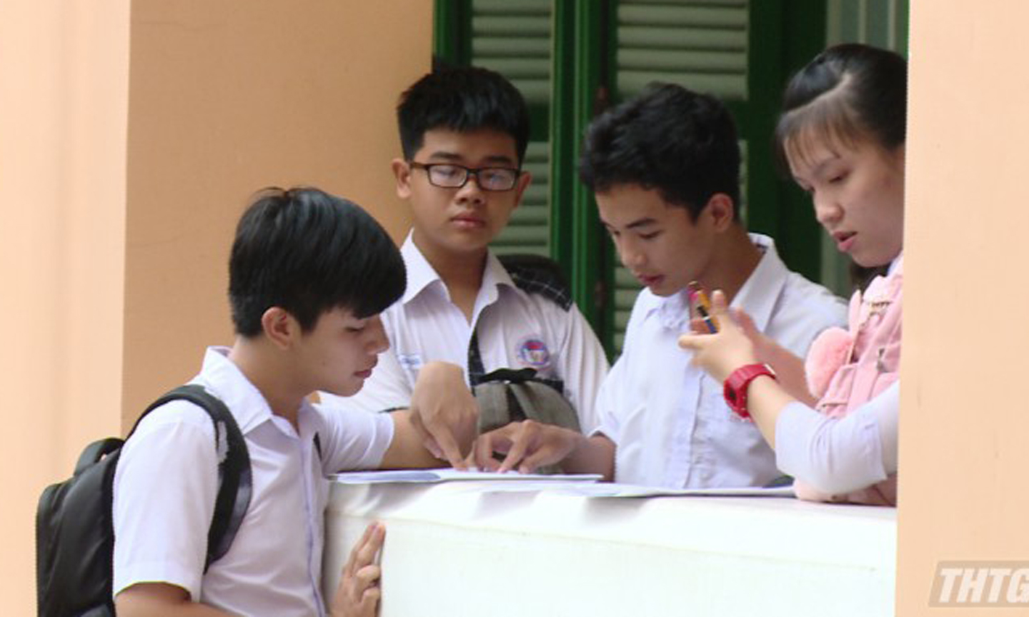 Parents and students is viewing the examination results at Nguyen Dinh Chieu High School. Photo: DO PHI