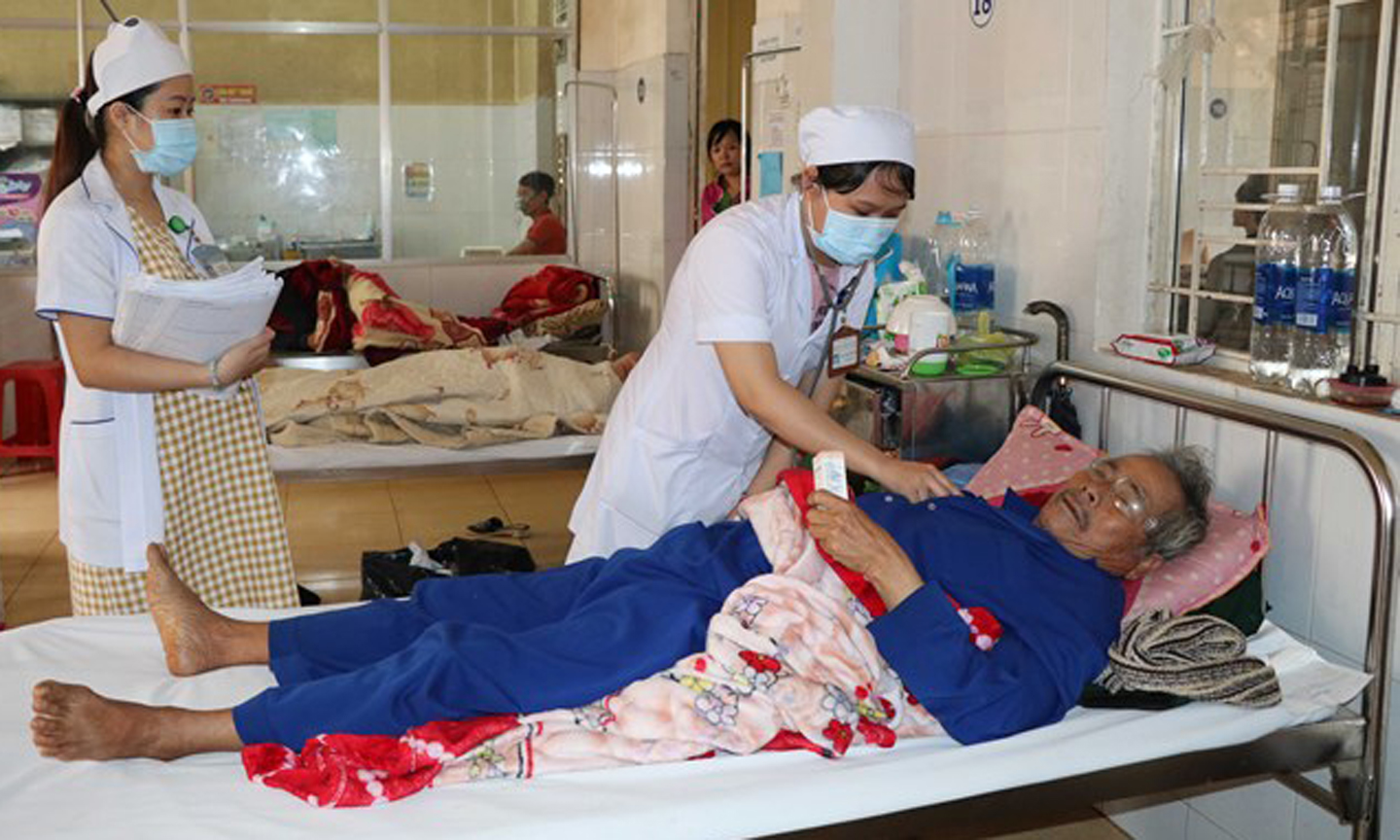 A dengue fever patient reveives treatment at the medical centre of Pleiku city, the Central Highlands province of Gia Lai (Photo: VNA)