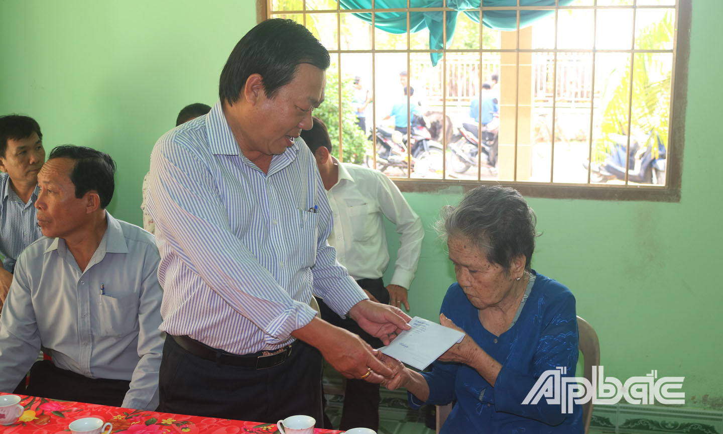 Đồng chí Nguyễn Ngọc Trầm đến thăm và tặng quà gia đình bà Trần Thị Tươi là vợ Liệt sĩ ở ấp Tân Hiệp, xã Tân Thới, huyện Tân Phú Đông.
