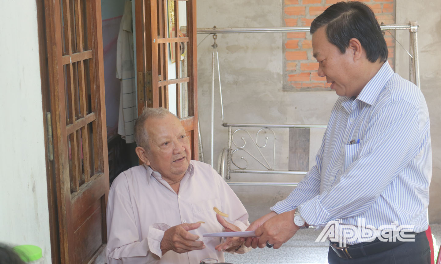 Đồng chí Nguyễn Ngọc Trầm đến thăm gia đình ông Võ Thành Ta là cha Liệt sĩở ấp Tân Hiệp, xã Tân Thới, huyện Tân Phú Đông