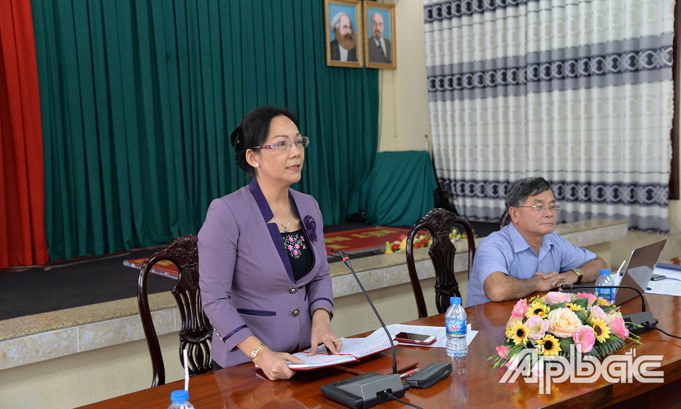 Ủy viên Ban Thường vụ Tỉnh ủy, Phó Chủ tịch HĐND tỉnh Nguyễn Thị Sáng phát biểu tại cuộc họp