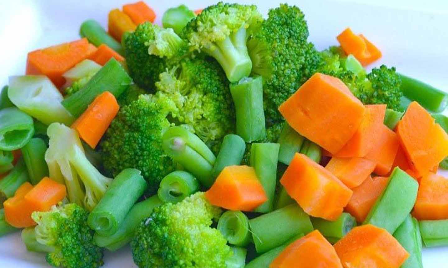 Luộc hoặc xào rau, không nên nấu quá lâu và cho quá nhiều rau vào chảo, làm mất mùi vị của rau. (Ảnh: Wiki).