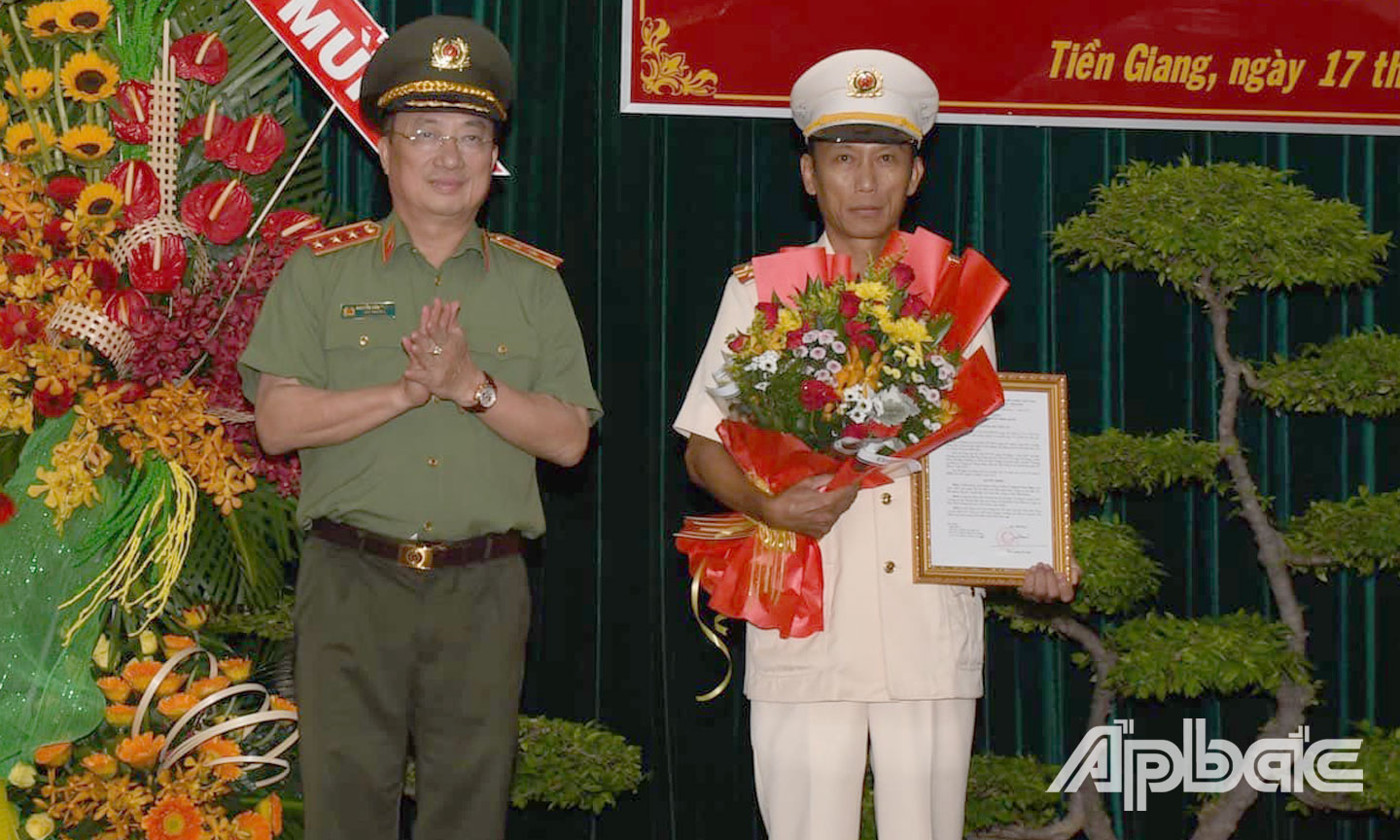 Thượng tướng Nguyễn Văn Thành trao quyết định bổ nhiệm của Bộ trưởng Bộ Công an đối với Đại tá Nguyễn Văn Nhựt.