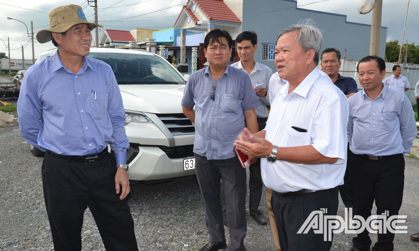 Chairman of the provincial People's Committee Le Van Huong actually checked the Project of resettlement area in Vam Lang town.