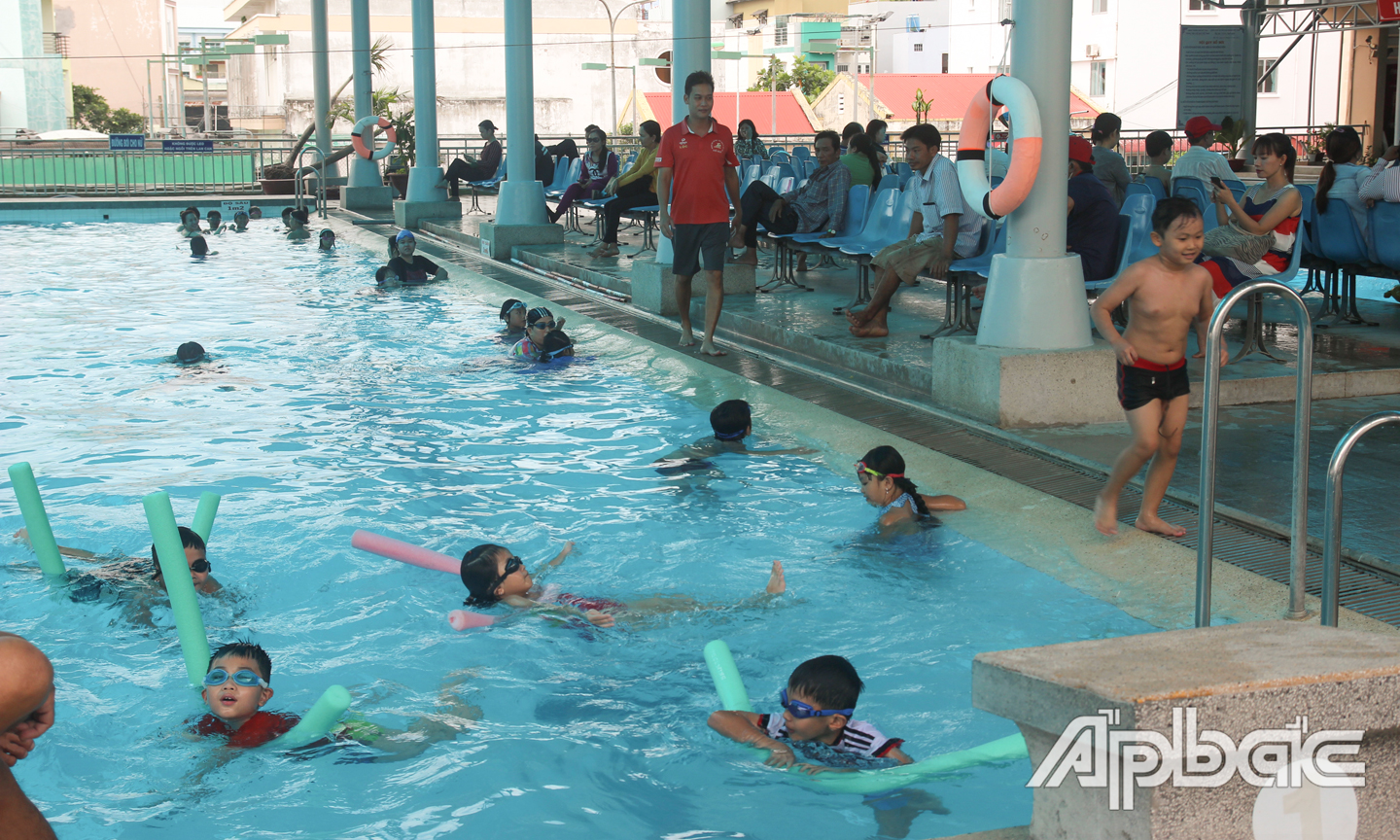 Trẻ em tham gia bơi lội ở hồ bơi TP. Mỹ Tho.