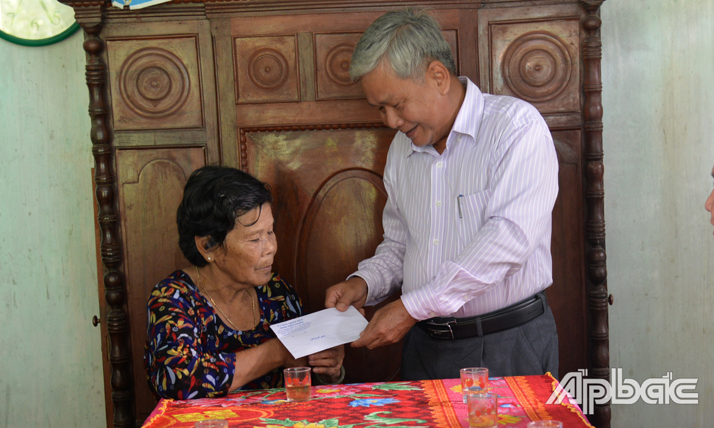 Đồng chí Trần Long Thôn tặng quà cho bà Ngô Thị Đồng là thân nhân liệt sĩ