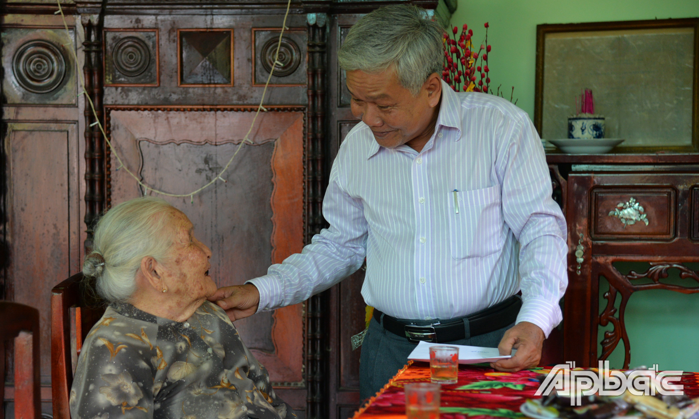 Đồng chí Trần Long Thôn tặng quà cho bà Đặng Thị Bảnh là thân nhân liệt sĩ