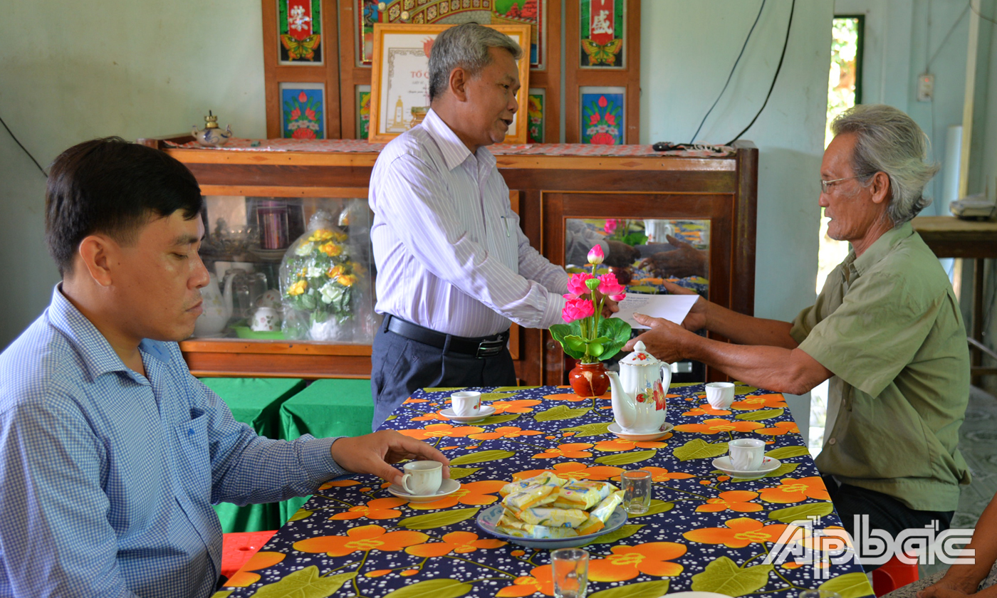 Đồng chí Trần Long Thôn tặng quà cho thương binh Nguyễn Thanh Hải