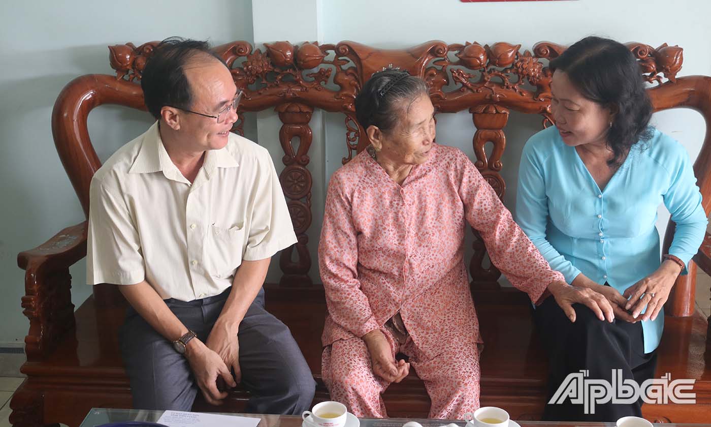 Đoàn đến thăm, tặng quà bà Nguyễn Thị Thiên là vợ Liệt sĩ ở ấp 6, xã Tân Bình, thị xã Cai Lậy.