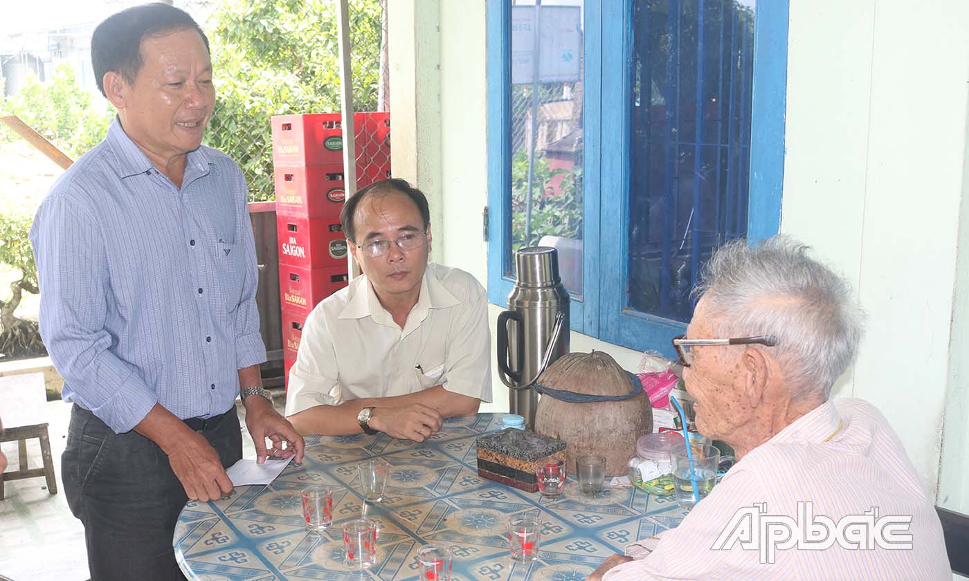 Đoàn đến thăm, tặng quà gia đình ông Nguyễn Văn Chiến là gia đình chính sách ở ấp 5, xã Tân Bình, thị xã Cai Lậy.