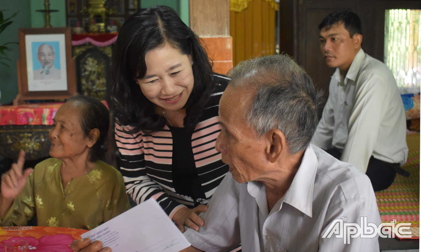 Đồng chí Châu Thị Mỹ Phương ân cần thăm hỏi, tặng quà cán bộ tù đày Huỳnh Văn Phước
