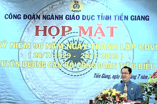 Ông Lưu Nhơn Đức, Chủ tịch CĐGD Tiền Giang phát biểu ôn truyền thống 90 năm Công đoàn Việt Nam.