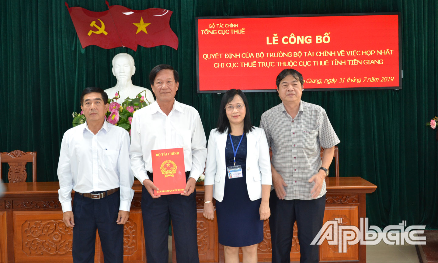 Vụ Tổ chức cán bộ - Tổng cục Thuế trao quyết định của Bộ trưởng Bộ Tài chính về việc hợp nhất Chi cục Thuế trực thuộc Cục Thuế tỉnh Tiền Giang.