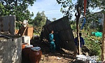 Huyện ủy Tân Phước thăm các gia đình có nhà bị sập, tốc mái