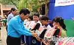 Trao 100 chiếc cặp phao cho học sinh trường Tiểu học Mỹ Trung