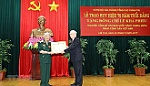 Former leader Le Kha Phieu receives 70-year Party membership badge