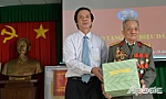 Đồng chí Nguyễn Văn Danh trao Huy hiệu Đảng ở xã Vĩnh Kim