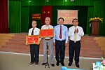 Đồng chí Võ Văn Bình trao Huy hiệu Đảng cho đảng viên xã Đạo Thạnh